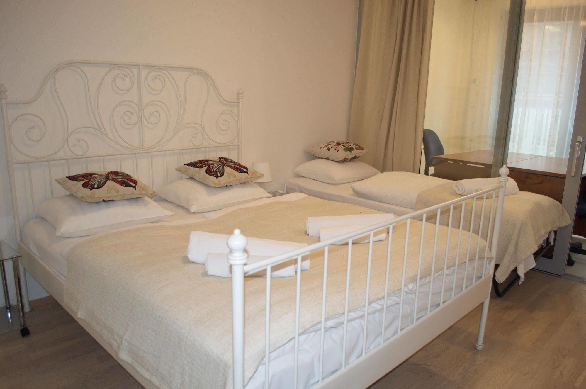 Enjoy In Garden Apartment Praga Exterior foto