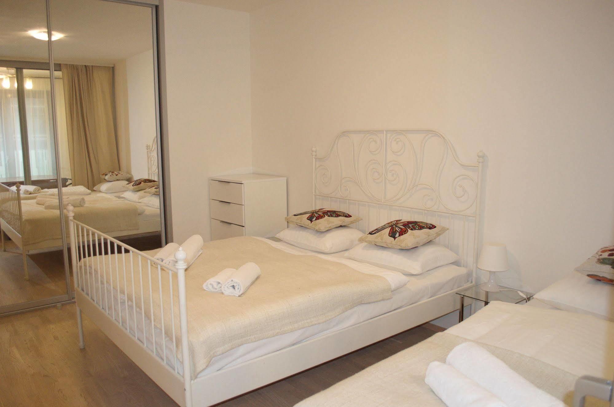 Enjoy In Garden Apartment Praga Exterior foto