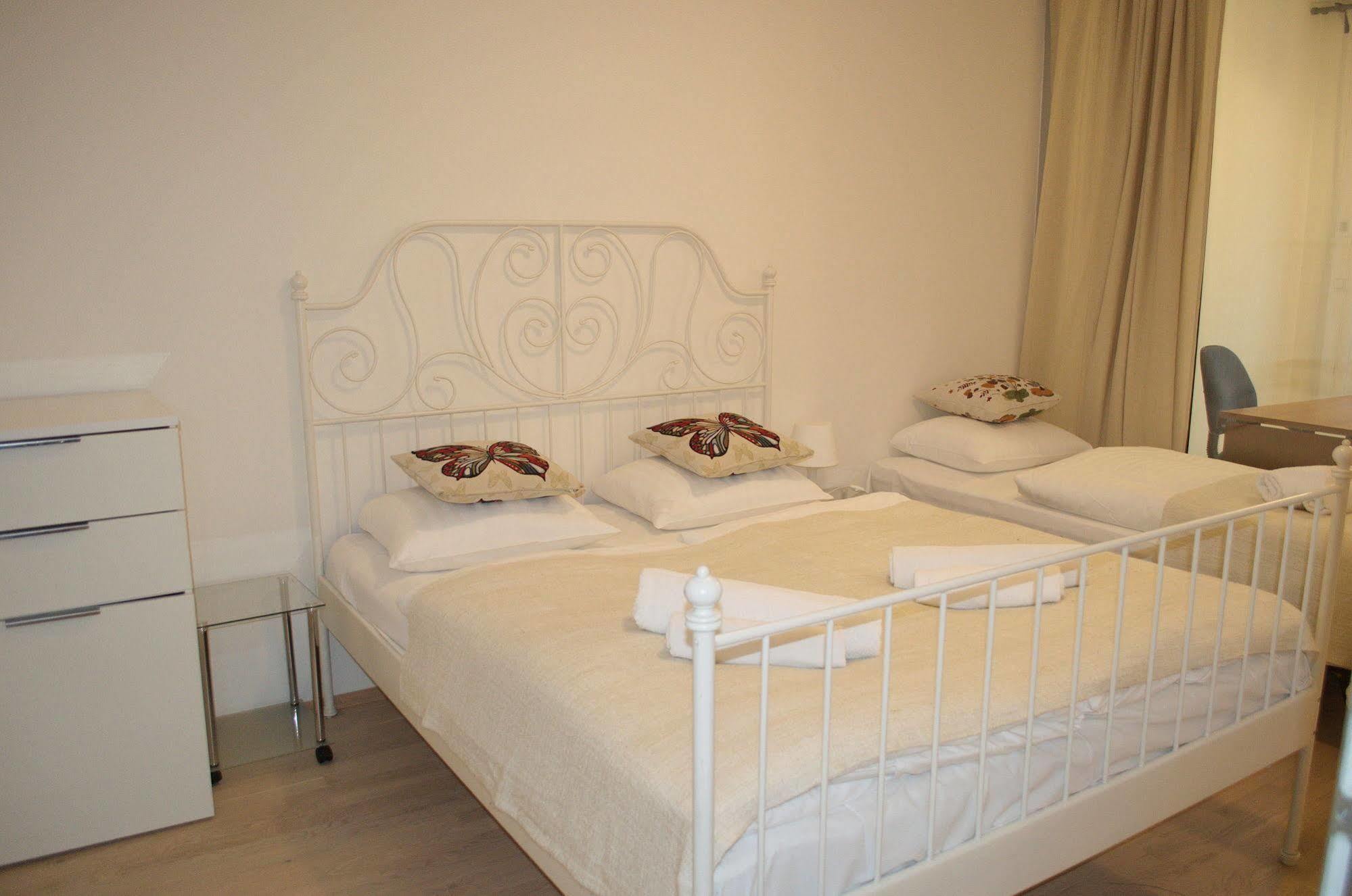 Enjoy In Garden Apartment Praga Exterior foto
